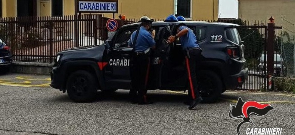 Molestie all’assistente sociale, arrestato un disabile: si era presentato con un’ascia fuori dal Comune